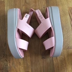 Women’s Brooklyn Low wedge sandal crocs size 7